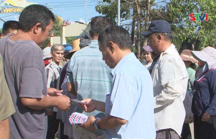 Long Phú: Uỷ ban MTTQ Việt Nam huyện tặng quà Tết cho người nghèo  
